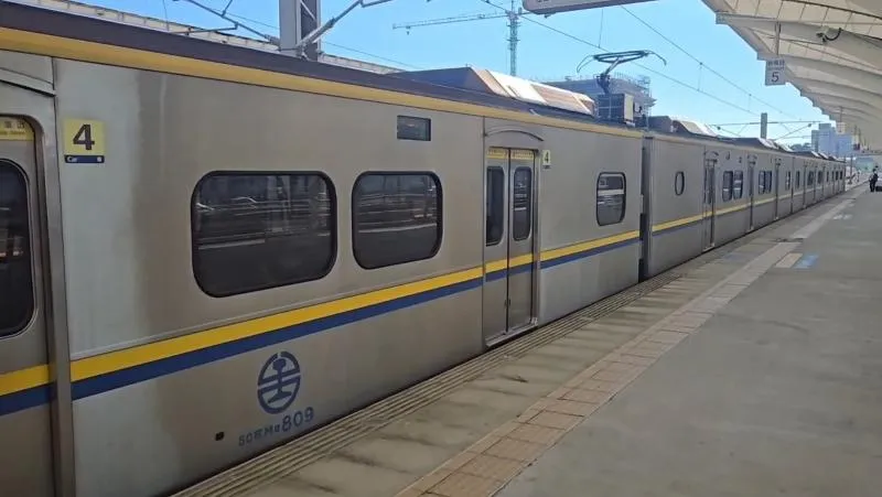 台鐵8日下午一列由潮州開往后里的3178次區間車，在行經彰化與台中之間的烏日路段時，車廂內突然竄出大量不明氣體與濃煙，導致現場煙霧迷漫，突如其來的狀況嚇壞大批目擊旅客。（圖／dolidozi_0801 授權提供）