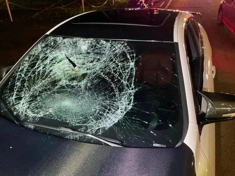 肇事轎車擋風玻璃滿是蜘蛛紋,可見撞擊力道之大。(圖/翻攝畫面)