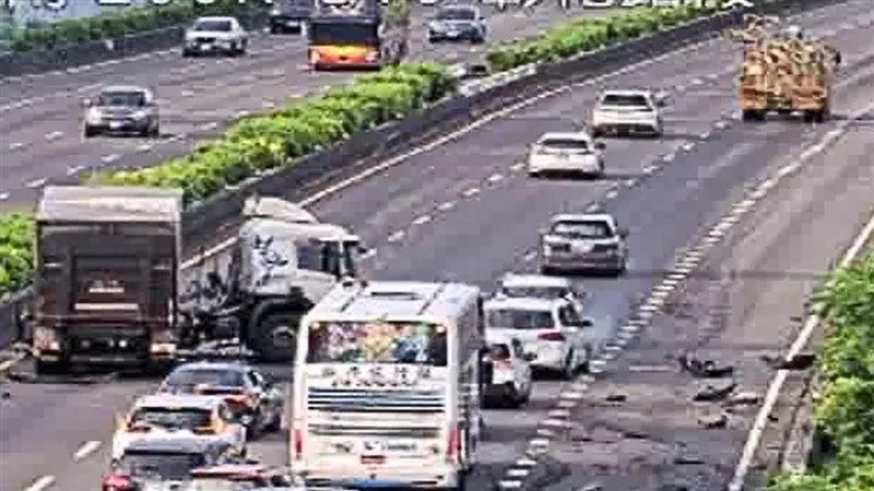 國道1號發生聯結車追撞槽車，車頭呈V字反折。（圖／國道1968）