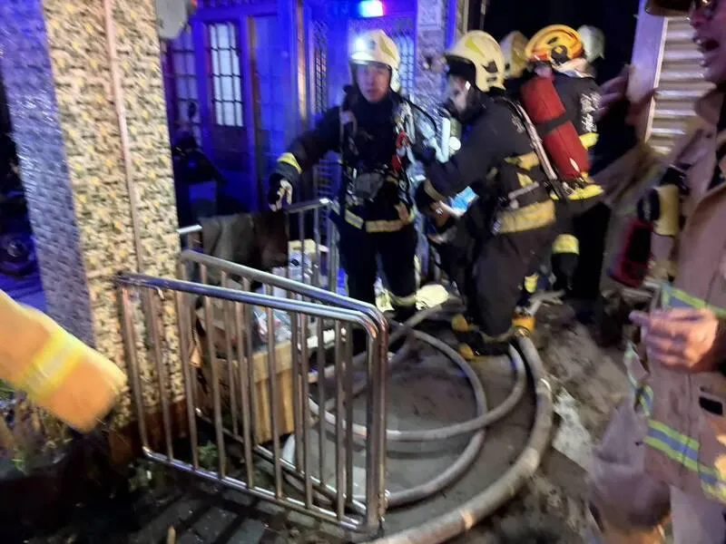 大批警消趕來灌救。（圖／宜蘭縣消防局提供）