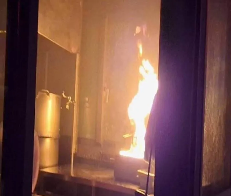 彰化市民族路「鵝老大無骨鵝肉專賣店」凌晨發生火警，現場傳出火光與濃煙。（圖／消防局提供）