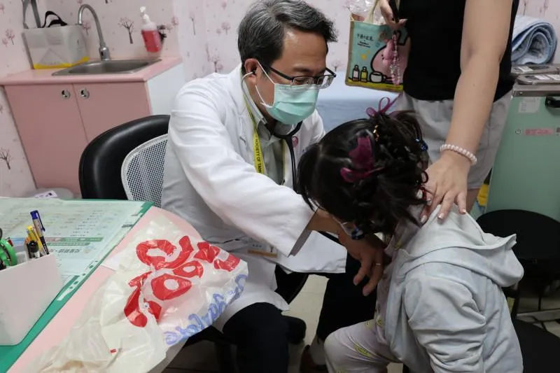 5歲簡姓女童就醫時高燒至39度，伴隨反覆嘔吐與精神倦怠，連站立都感到困難。(圖/彰化醫院)