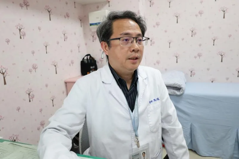 馬瑞杉醫師表示，流感病毒一年四季皆存在，若家中有孩童出現突發性高燒、全身無力或劇烈嘔吐，應儘速就醫。(圖/彰化醫院)