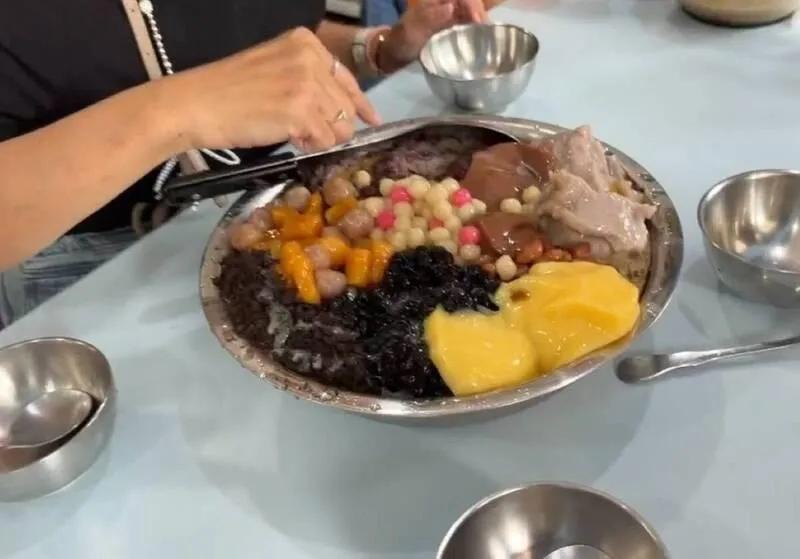 隨著口碑持續擴散,冰店門前盛況空前,假日更是大排長龍,不少民眾甚至發揮創意,自備家中的湯鍋與大臉盆前來外帶。(圖/翻攝畫面)