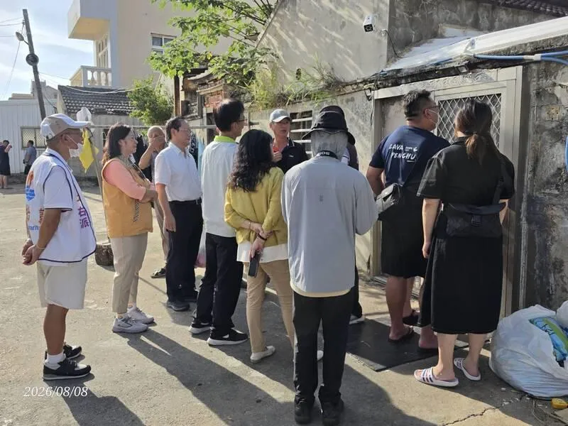 澎湖縣府火速成立專案小組，共有縣府官員、議員、村長及醫師、清潔公司人員趕往。（圖／澎湖縣政府提供）