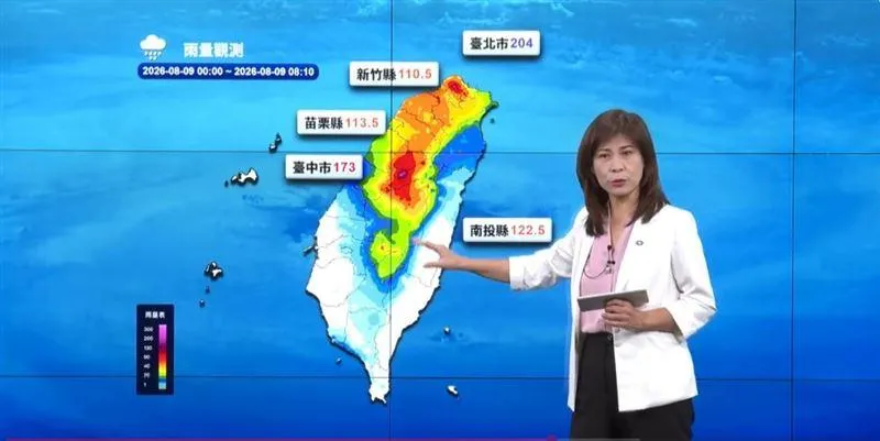 中央氣象署氣象署預報中心副主任伍婉華於9日於颱風記者會上，不慎將「白海豚」口誤唸成「白沙屯」。（圖／氣象署）