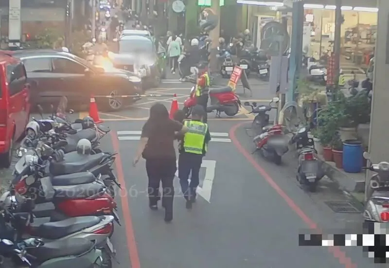 公正派出所副所長劉學而抱著血流不止的男童狂奔，身邊是男童的母親。（圖／警方提供）