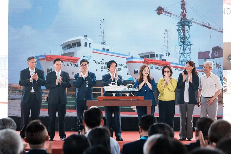 總統賴清德11日出席「國家海洋研究院100噸級與300噸級海洋基礎資料調查船下水暨命名典禮」。(圖/總統府)