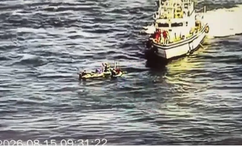 遊客於鼻頭角海域操作SUP立式划槳與橡皮艇遭遇強流，海巡署出動巡防艇成功救援。（圖／海巡署提供）