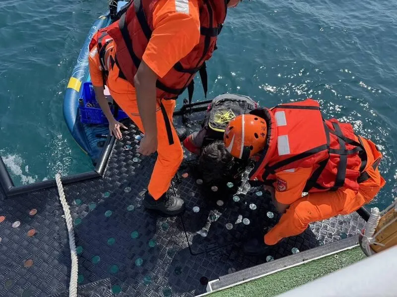 海洋委員會海巡署獲報出動巡防艇趕赴現場，成功將3人平安救回。（圖／海巡署提供）