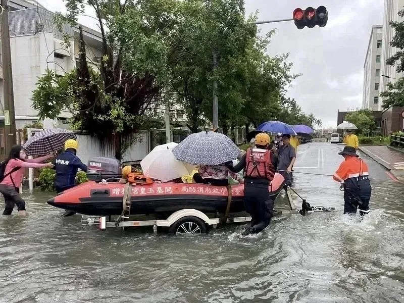 安南醫院慘變島嶼，進出得坐橡皮艇。（圖／市議員郭信良提供）
