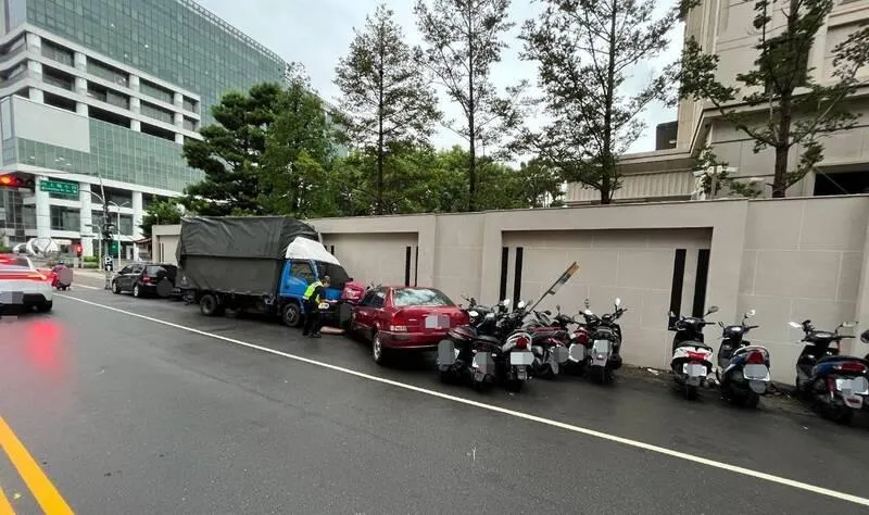 台中市沙鹿區昨晚發生一起驚險的交通意外。（圖／翻攝畫面）