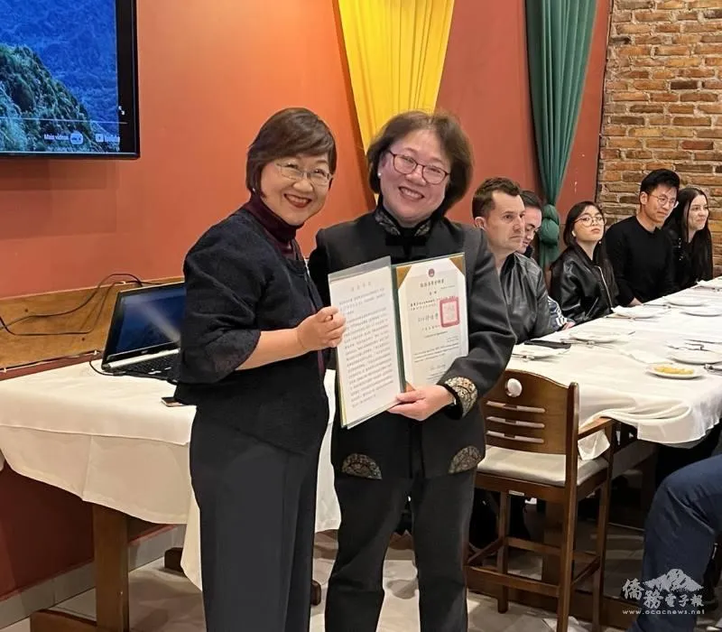 僑委會委員長徐佳青（左）6月出訪巴西古里提巴，頒發僑務顧問聘書給古里提巴僑務顧問藍慧芬（右）。（圖／僑委會官網）