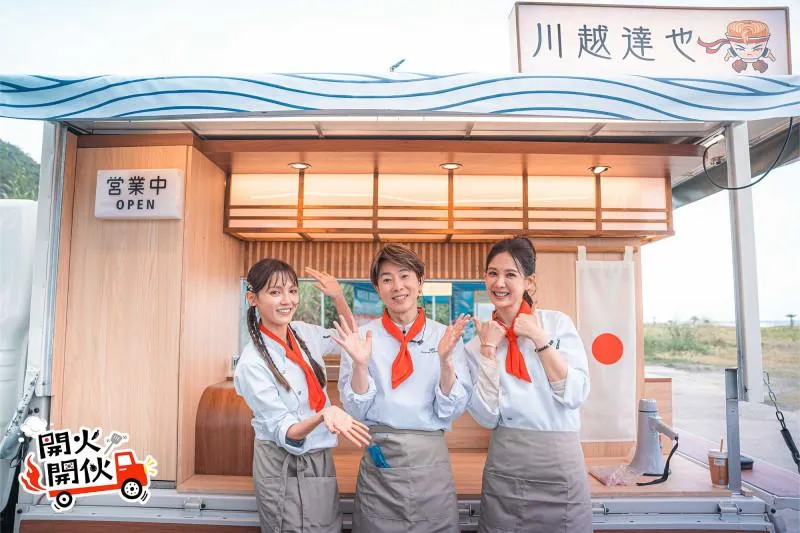 Dora謝雨芝（左1）、川越達也與安心亞參與料理競賽節目《開火開伙》。（圖／TVBS提供）