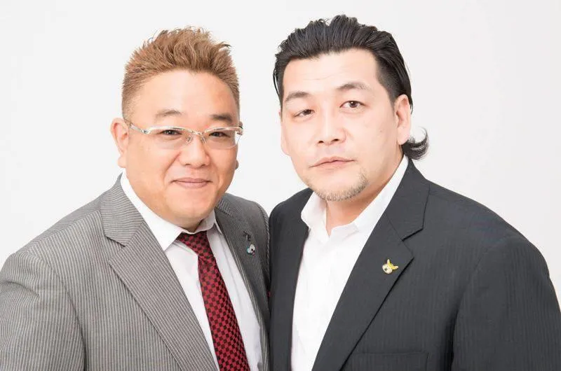 日本搞笑雙人組「三明治人」51歲成員伊達幹生(左)，因說話困難就醫確診腦梗塞，目前住院復健中。(圖／翻攝自株式会社グレープカンパニー)