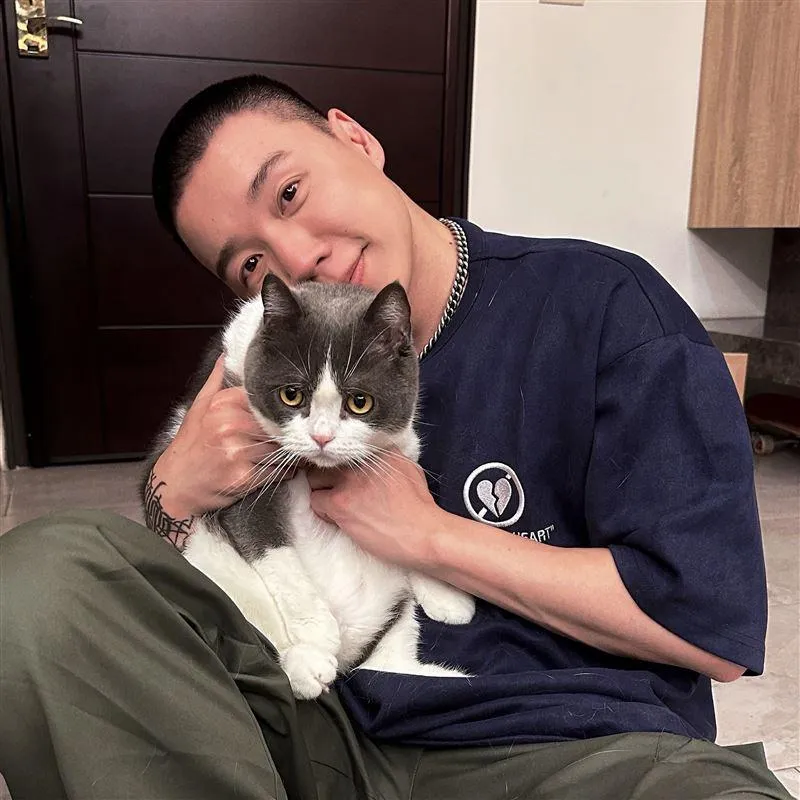 Toyz曬出入獄前剃光頭合照連4張。(圖/翻攝自IG @toyzlol)