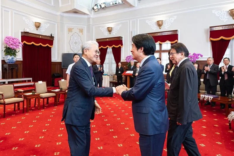 總統賴清德和中華民國工商協進會新任理事長吳東亮握手致意。(圖/總統府提供)