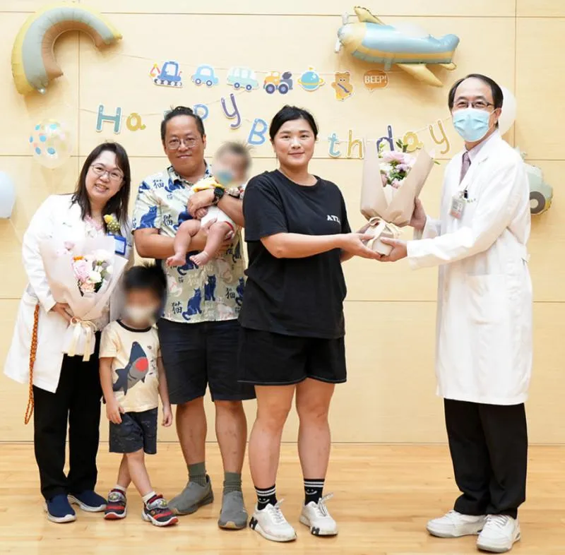 張姓產婦（右二）產後大出血，經中港澄清醫院兒科及產科團隊全力搶救，最終母子均安。先生含淚表示：「感謝醫護團隊，把我們家完整地救回來。」（圖／澄清醫院提供）
