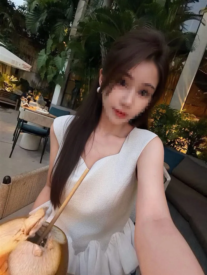 許湘綺大曬性感奢華照。（圖／翻攝許湘綺臉書）