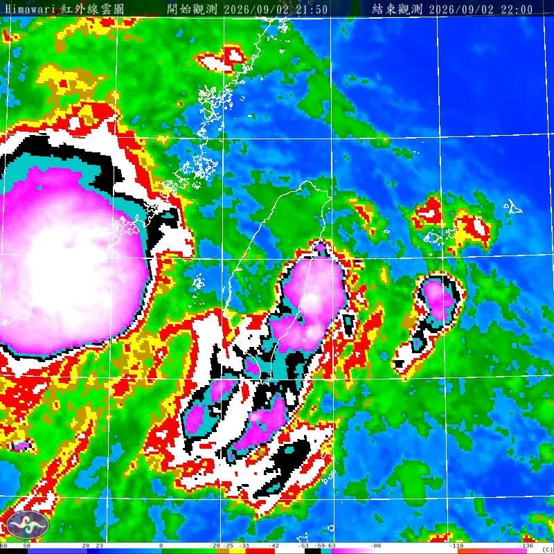 明天水氣多天氣不穩定，桃園以北、宜蘭要留意大雨或豪雨。（圖／氣象署）