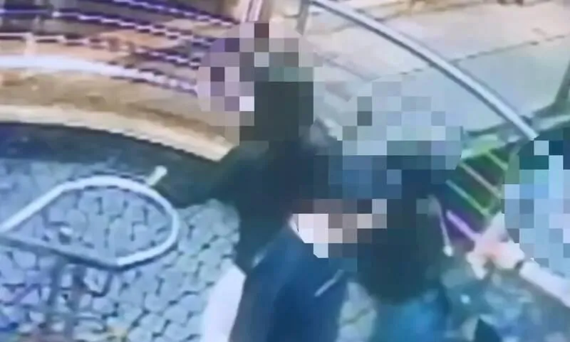 呂姓酒店經紀酒後搭訕借廁所女子，涉嫌伸手襲胸遭監視器錄下。（圖／警方提供）