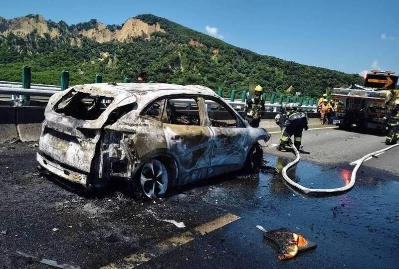 休旅車遭猛烈烈焰吞噬,整輛車燒毀僅剩車體骨架。(圖/民眾提供)