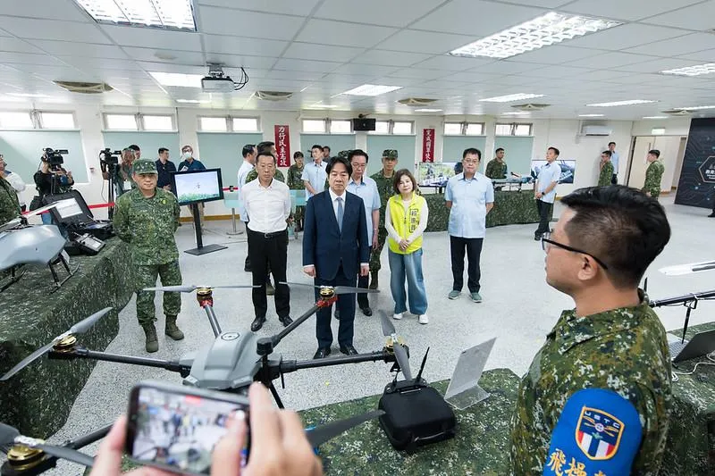 賴清德總統今(11日)勗勉陸軍無人系統訓練指揮部。(圖/總統府提供)