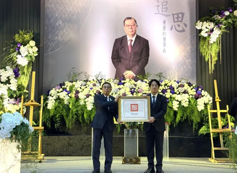 總統賴清德12日親臨黃崇仁告別式現場頒發褒揚令。(圖/力積電提供)