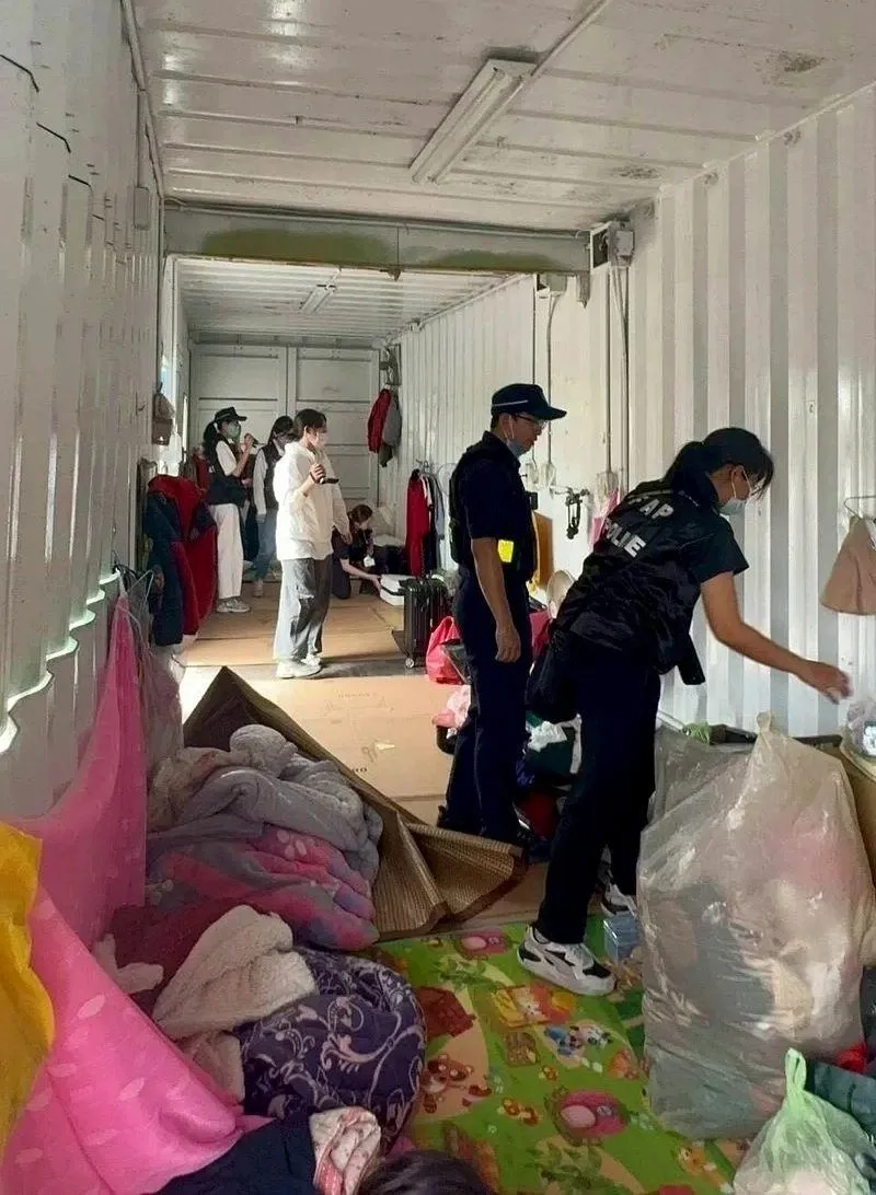 警方跟專勤隊攻堅救出大量童工。(圖/移民署台中專勤隊提供)