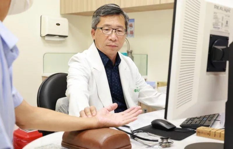 57歲大學教授向楊成湛醫師求助並堅持先以中醫治療。（圖／門諾醫院)