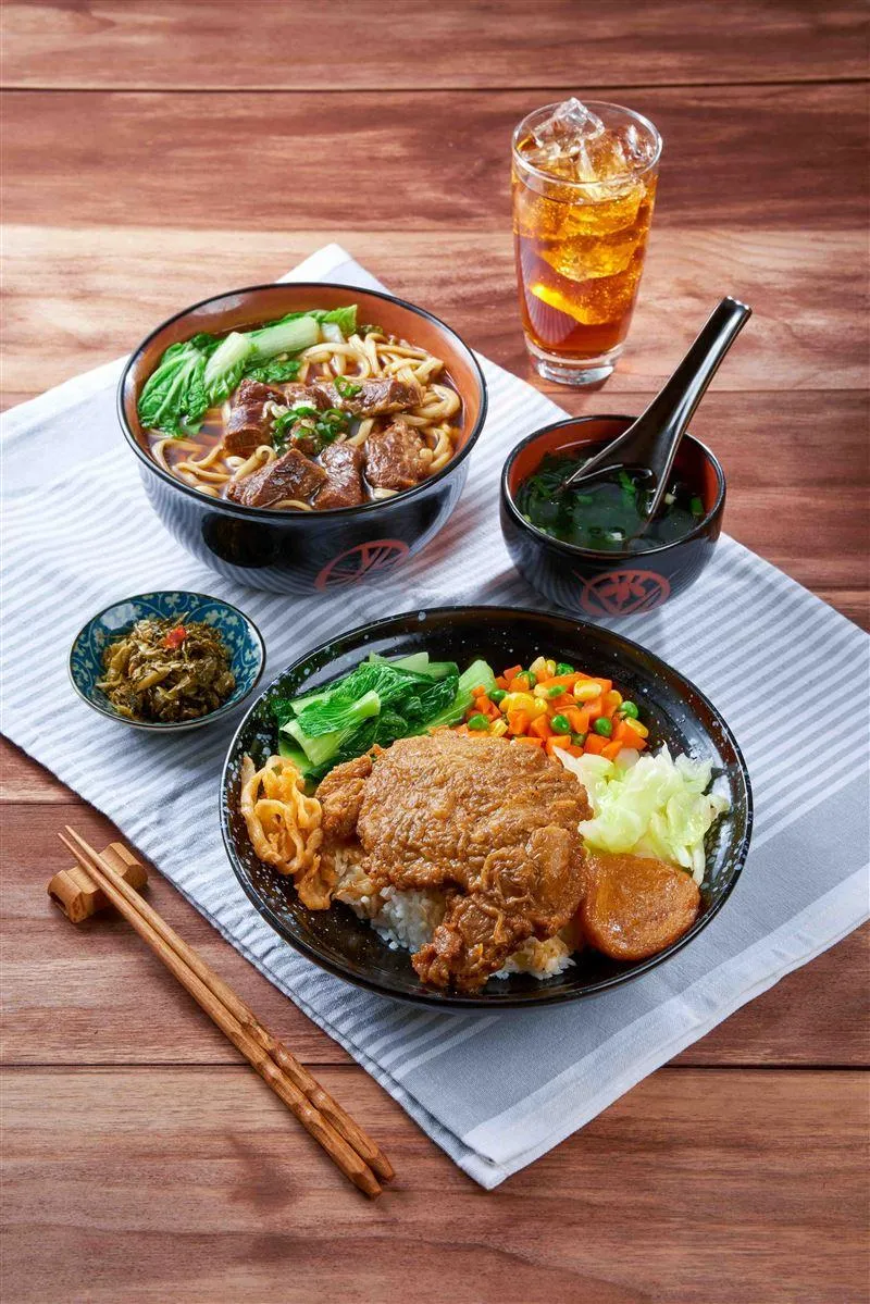 三商巧福連8天牛肉麵特價139元、排骨飯特價125元。(圖/三商餐飲提供)