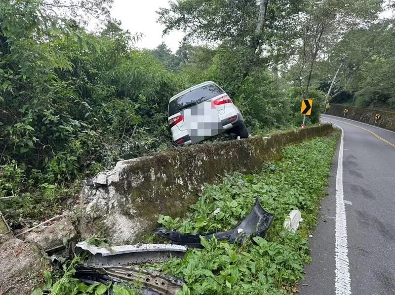 王男駕駛休旅車載一家4口經南投縣仁愛鄉台14甲線合歡山公路下山,於15.8K長下坡失控衝破護欄,所幸4人僅受擦挫傷。(圖/警方提供)