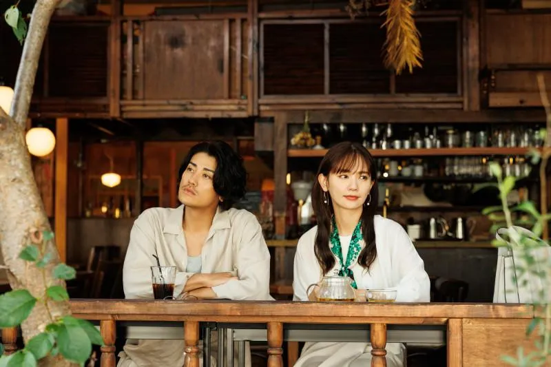 日本知名女演員中村友理(右)本月1日因直腸癌病逝,享年44歲,她與赤西仁在《浪漫匿名者》有對手戲。(圖/Netflix提供)