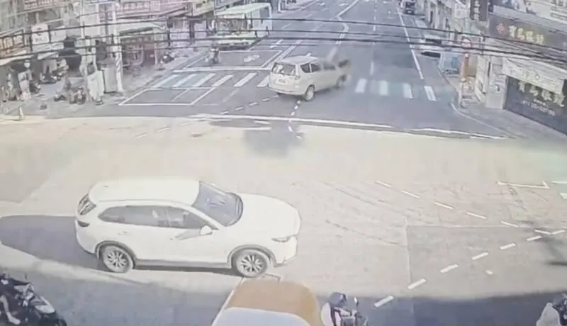 事發地點的監視器拍到肇事的休旅車未減速導致撞上行人畫面。(圖/翻攝畫面)