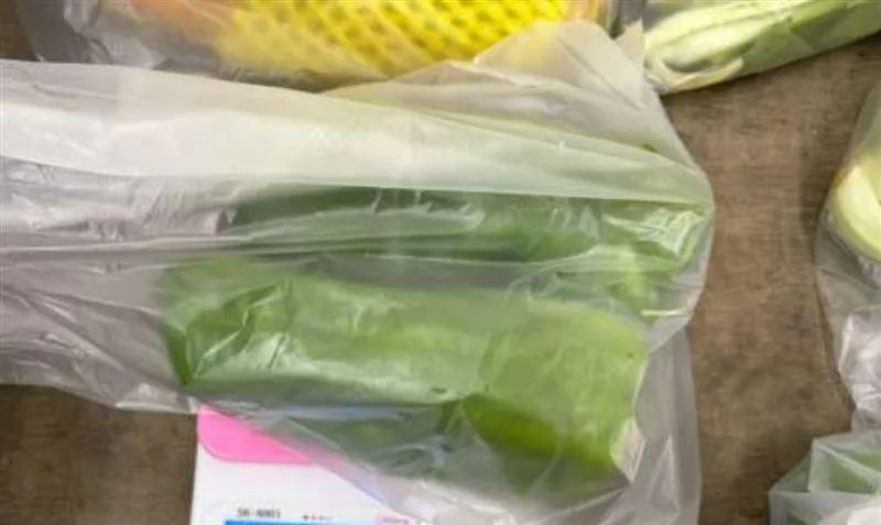 北市內湖「三兄弟蔬果」的青椒則驗出殺菌劑因滅汀0.03ppm，超過0.02ppm的標準，來源為新北市三重果菜批發市場。(圖/北市衛生局)