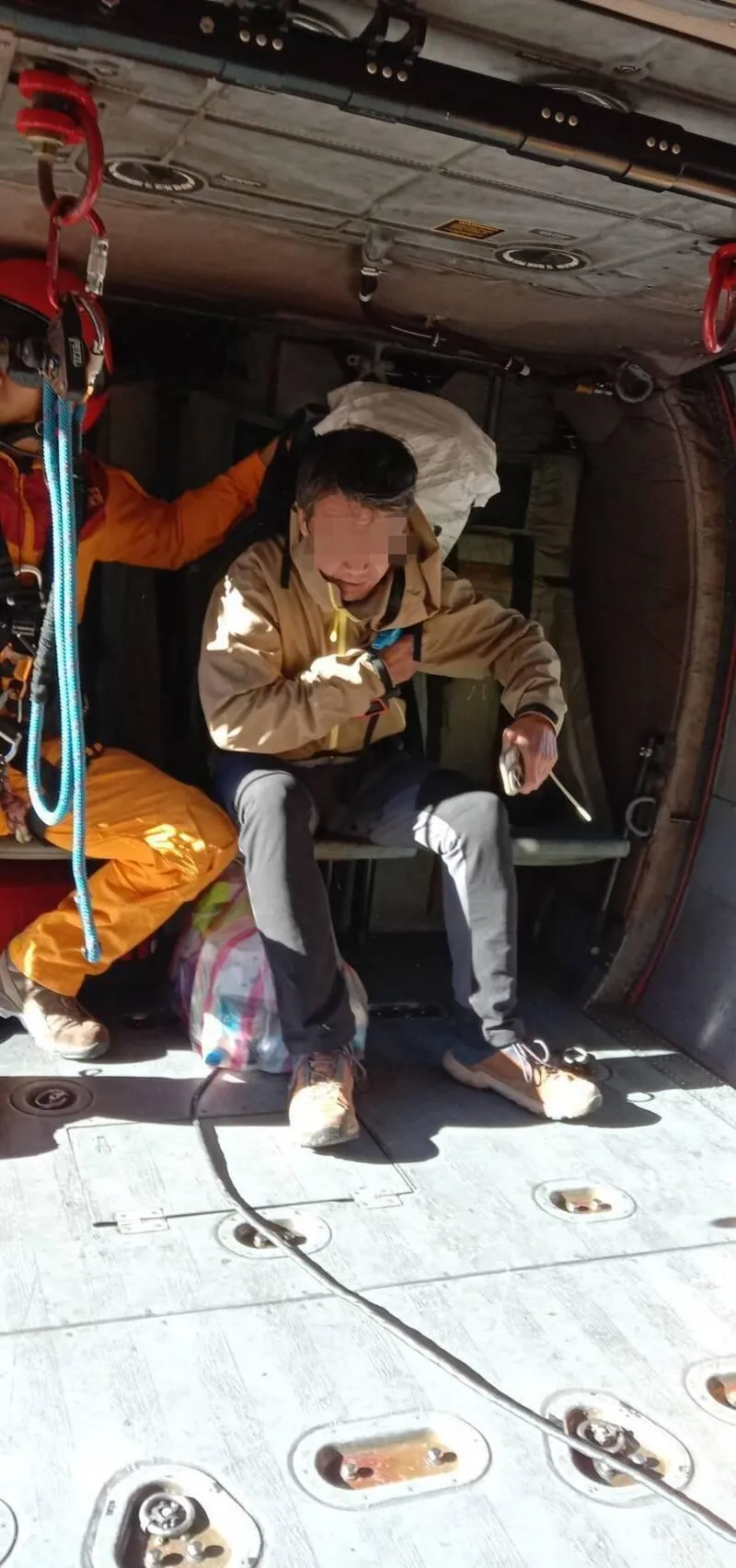 南湖大山上午發生山友韌帶拉傷，出動空勤直升機救援後送就醫的事件。（圖／中天新聞）