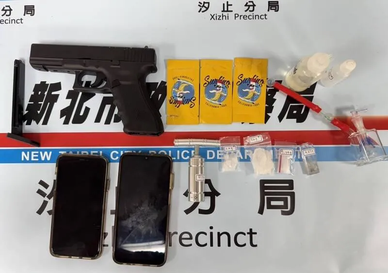 警方起出的槍械、毒品。(圖/翻攝畫面)