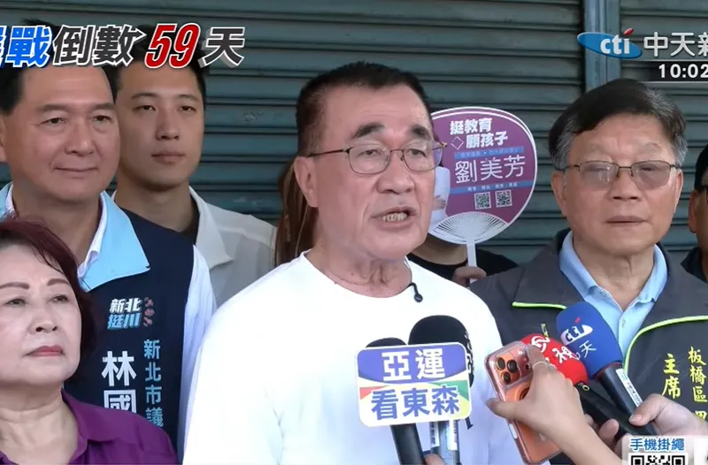 國民黨新北市長參選人李四川30日赴板橋國泰市場掃街。（圖／中天新聞）