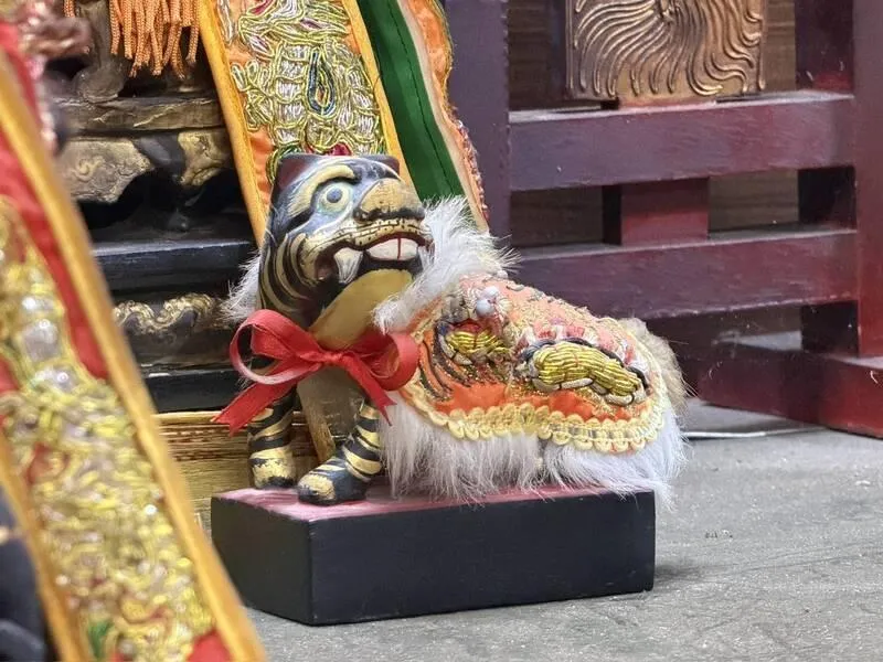 擁有80多年歷史的泥塑虎爺，是主神蒼府千歲的坐騎，終於允筊返家鎮宅祈福。。（圖／安平西㡣殿提供）