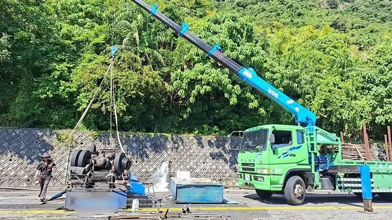 吊車到現場吊走范男的貨車。（圖／翻攝畫面）