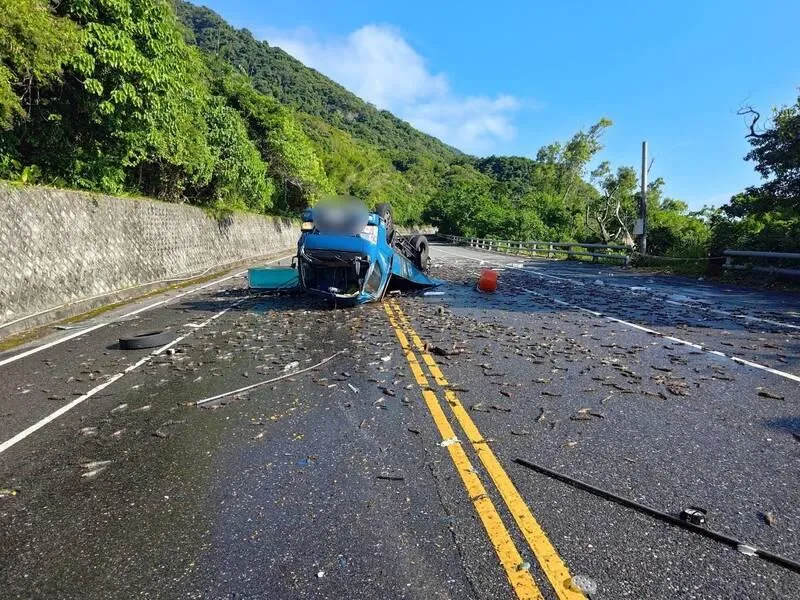 台11線花蓮豐濱石門路段3日早上發生對撞車禍，貨車上的活蝦全掉在馬路上。（圖／翻攝畫面）