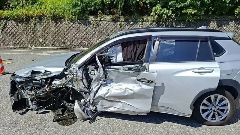 許男的銀色轎車被撞的車頭幾乎毀掉。（圖／翻攝畫面）