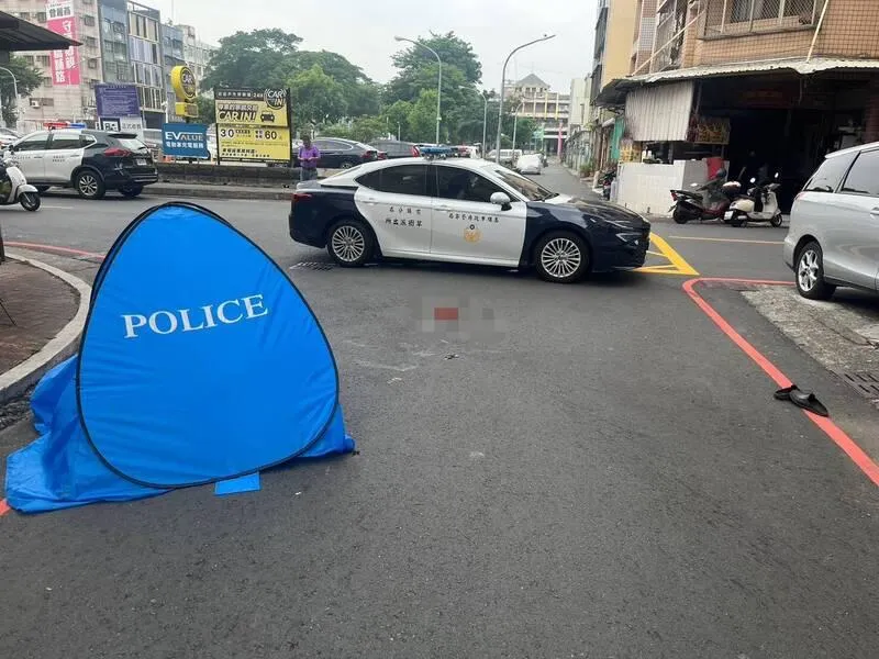 警方調閱天倫街周邊路口監視器，釐清倒地老翁墜落前行蹤。（圖／民眾提供）