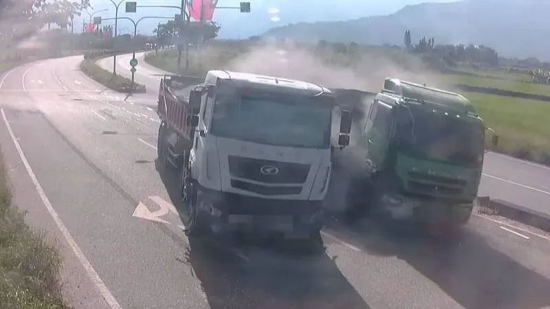 花蓮台11丙線發生兩輛砂石車路口撞擊事故。（圖／警方提供）