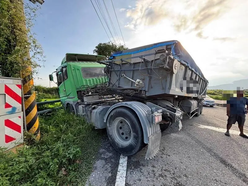 肇事砂石車轉彎未停等，車體受損橫停道路中央。（圖／警方提供）