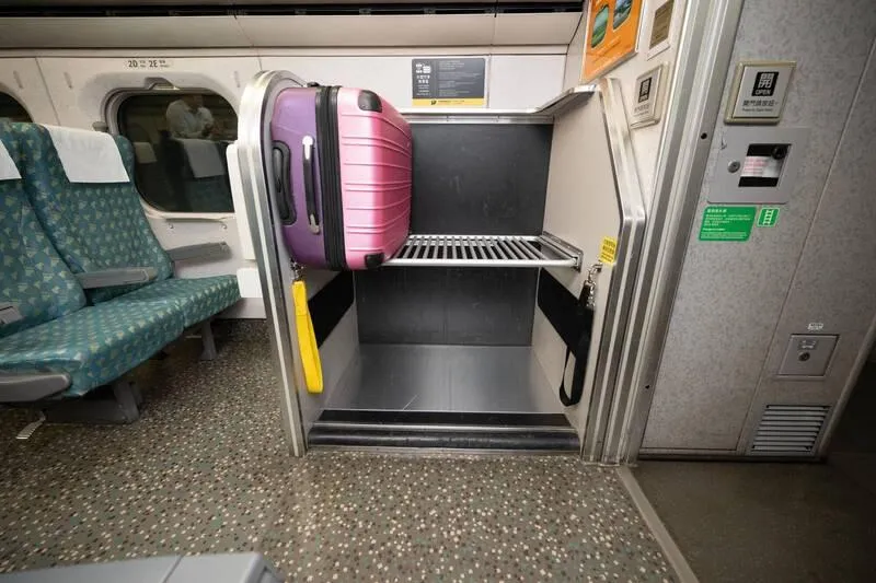 台灣高鐵700T列車已完成第1組雙層行李架設置，力拼2026年底前34組列車全數安裝完畢。（圖／高鐵提供）