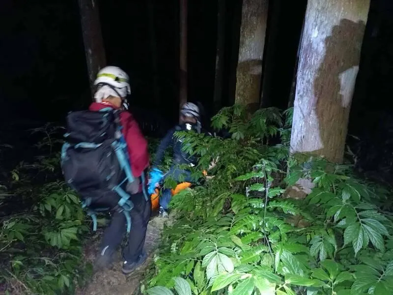 搜救人員抵達現場後發現，該名受傷的女登山客腳踝有明顯腫脹情形，立刻通報支援人力上山。（圖／南庄消防分隊提供）
