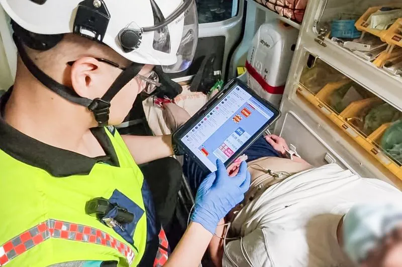 彰化縣消防局救護人員若在救護車上懷疑搶救者是急性心肌梗塞患者，與醫院急診醫師連線，可在車上採取必要的醫療作為。（圖／彰基提供）