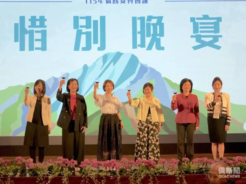 徐佳青(右3)出席僑務委員會惜別晚宴。(圖/僑委會官網)