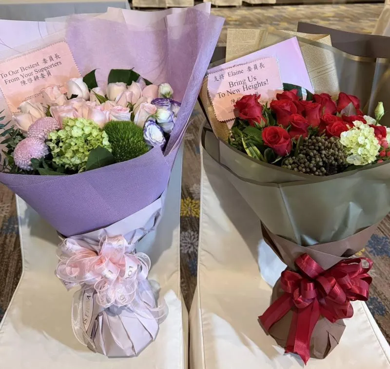 僑務委員主動為前委員長準備、祝賀生日的花禮。（圖／僑委會）